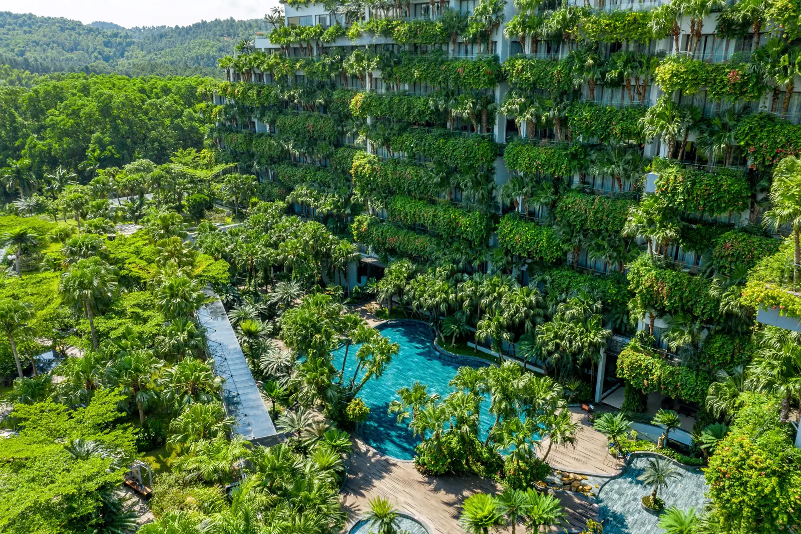 Ban công vườn treo xếp tầng của tòa Forest in the Sky quanh bể bơi giữa vườn ở Flamingo Đại Lải