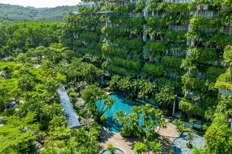 Các tầng ban công phủ cây xanh của tòa Forest in the Sky ôm lấy bể bơi giữa vườn nhiệt đới