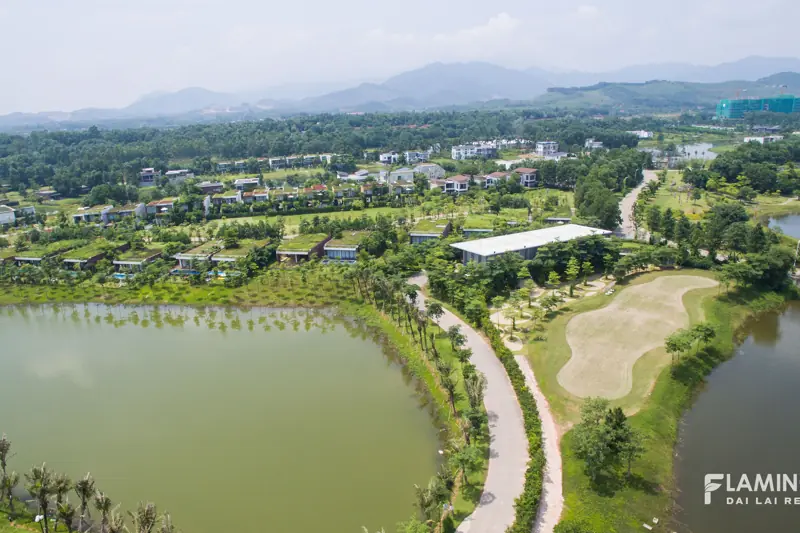 Toàn cảnh hồ và biệt thự trong Flamingo Đại Lải