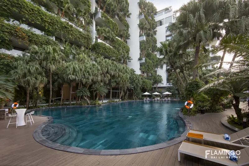 Bể bơi bốn mùa Palm ở Flamingo Đại Lải