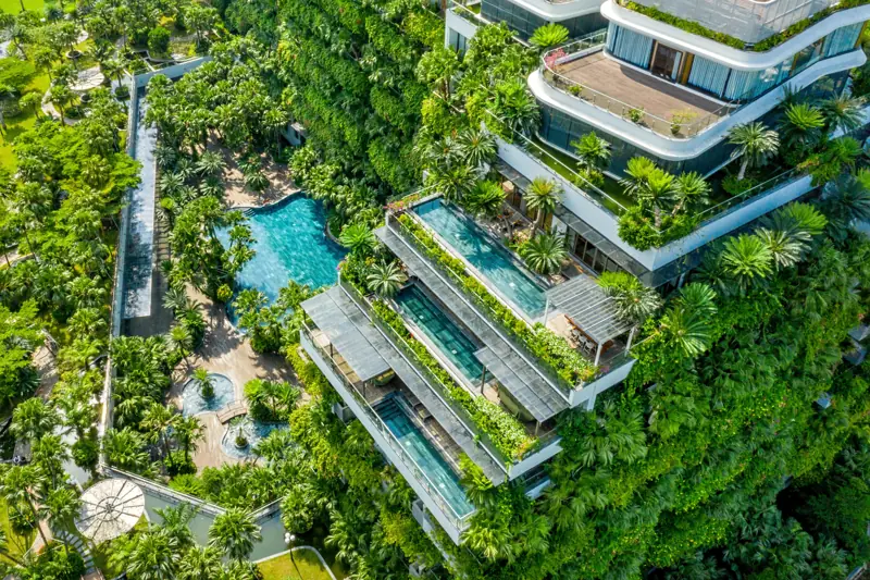 Các tầng ban công phủ cây xanh và bể bơi giữa vườn của tòa Forest in the Sky nhìn từ trên cao