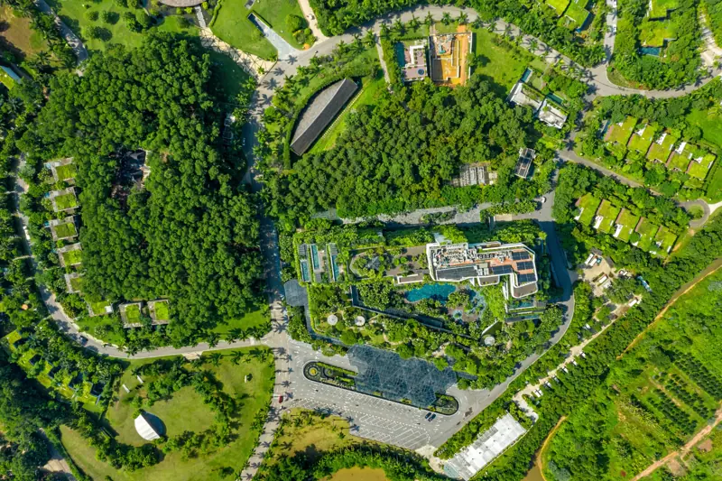 Ảnh chụp thẳng từ trên cao khu tòa Forest in the Sky của Flamingo Đại Lải với bãi đỗ xe, đường nội khu và rừng thông xung quanh