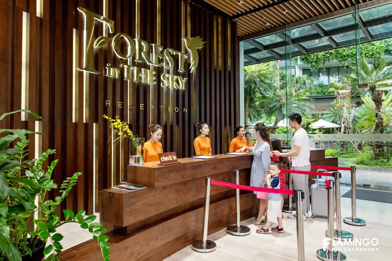 Gia đình làm thủ tục nhận phòng ở quầy lễ tân tòa Forest in the Sky, Flamingo Đại Lải