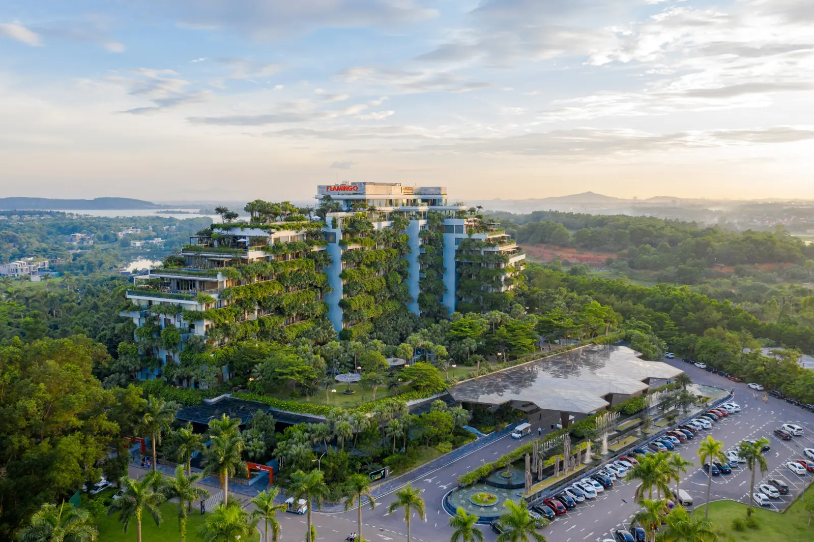 Tòa Forest in the Sky phủ cây xanh giữa rừng thông Flamingo Đại Lải nhìn từ trên cao lúc chiều