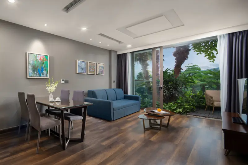 Phòng khách căn Premier Sky Residence với cửa kính nhìn ra cây xanh