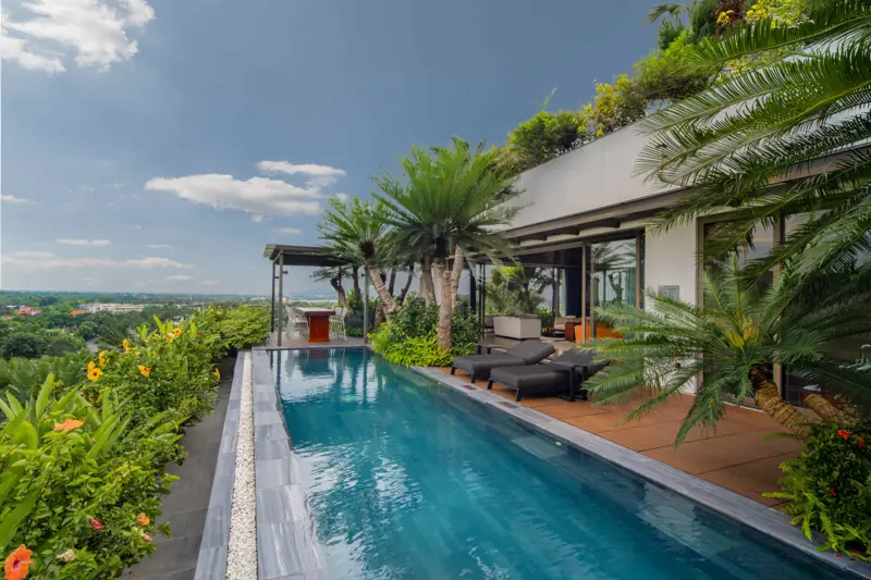 Bể bơi vô cực của Imperial Sky Suite trên tầng 9, nhìn xuống rừng và đồng