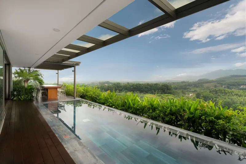 Bể bơi vô cực riêng của President Sky Suite nhìn ra rừng và dãy núi