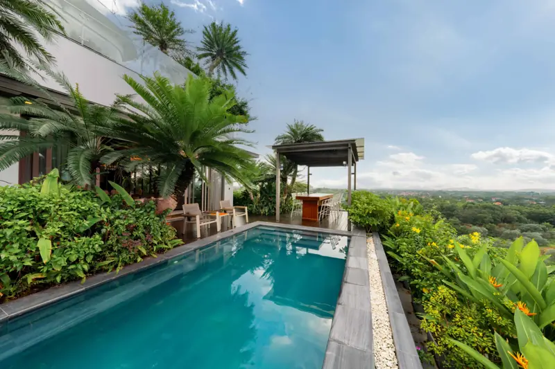 Bể bơi riêng của Royal Sky Suite giữa vườn treo trên tầng cao