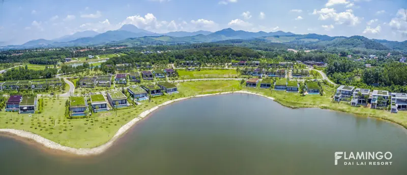 Dãy biệt thự mặt đất Flamingo Đại Lải bên mép hồ, phía xa là dãy núi Tam Đảo