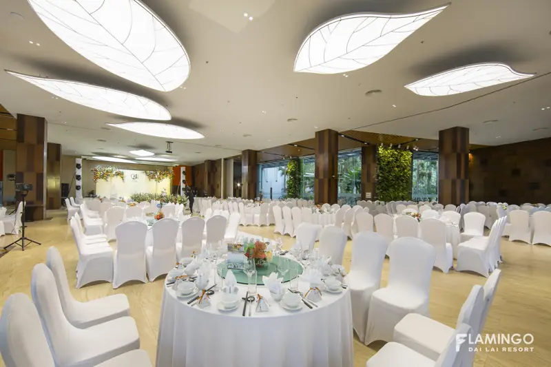 Sảnh Symphony Hall bày bàn tiệc tròn khăn trắng ở Flamingo Đại Lải
